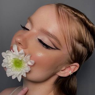 Model - April redhead
