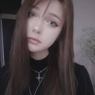 Model - kittysann LUSH