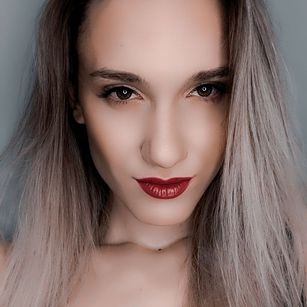 Model - Daniela oil