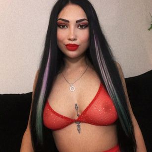 Model - AmyKaiya oil