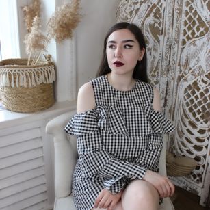 Model - Lily hairy