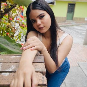 Model - Connie cute deepthroat