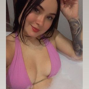 Model - ElizabethANDSara latina