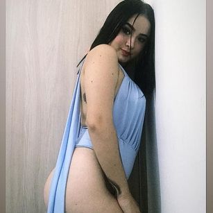 Model - ElizabethANDSara latina