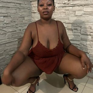 Model - curveyqueen curvey