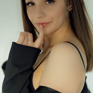 Model - Sarah curvy