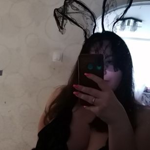 Model - Julia bigboobs
