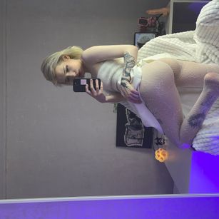 Model - Molly blowjob