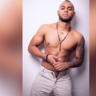 Model - dante earrigs