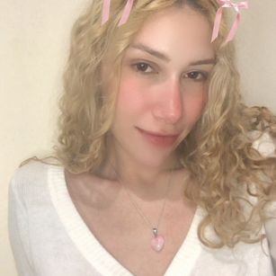 Model - VaneliLove cute