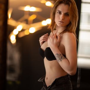 Model - Alana dildo