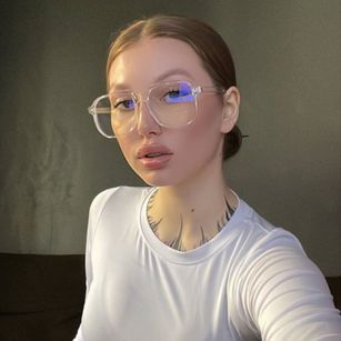 Model - Talia dildo
