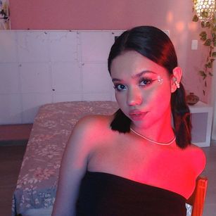 Model - EmilyBloop latina