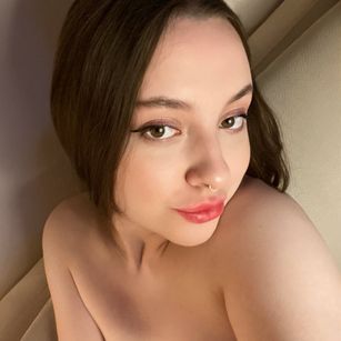 Model - Charlotta Apple boobs