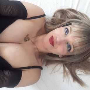 Model - Lola Santana closeup