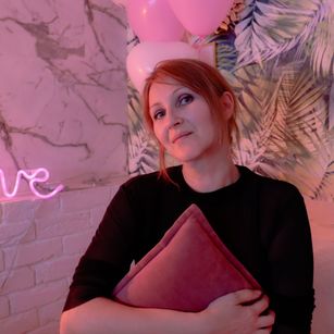 Model - Paris Beautiful deepthroat