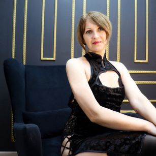 Model - Paris Beautiful blowjob