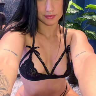 Model - Mollie Bennet cute