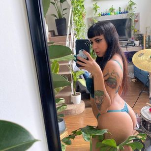 Model - Moli Myers feet