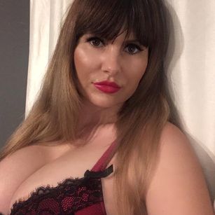 Model - Busty MILF Charlie British