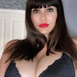 Model - Busty MILF Charlie English