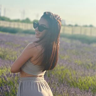 Model - SarahDevin petite