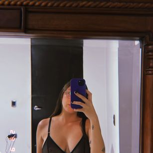 salom_e latina Model - salom_e latina