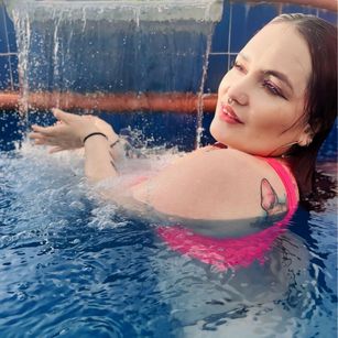 Model - AmaranthaVelmet bigass