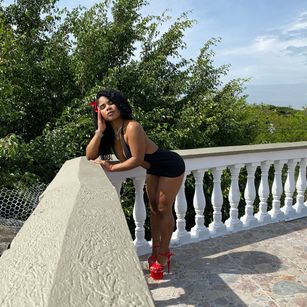 Model - NahiaraReina bigboobs