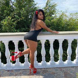 Model - NahiaraReina girl