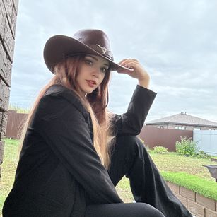 Model - LinaRose stockings