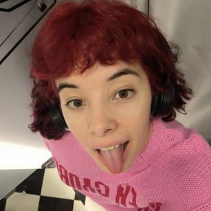 Amber shaved Model - Amber shaved