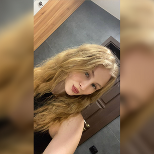 Model - ladyred18 Blonde