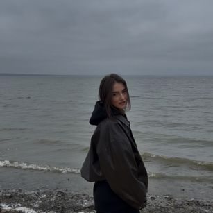 Model - Sophia longlegs