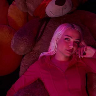 Model - Lina Lirian blonde