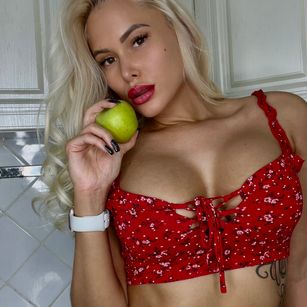 Model - SweetSinX squirt