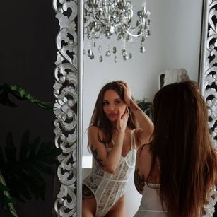 Model - ElizaVec feet
