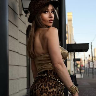 Model - SHEZEL strapon