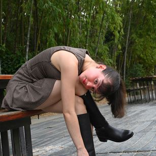 Model - Worship me brunette