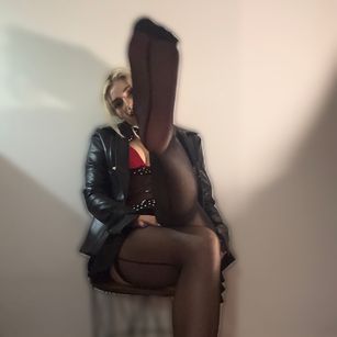 Model - Lady Alice joi