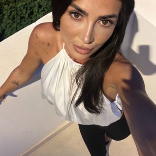 Model - Amelie Knight findom