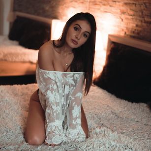Model - Luna Romanov naughty