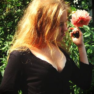 Model - Frida Rose petite