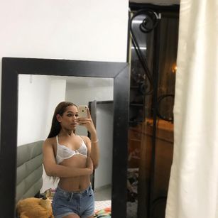 Model - valeria reich dildo