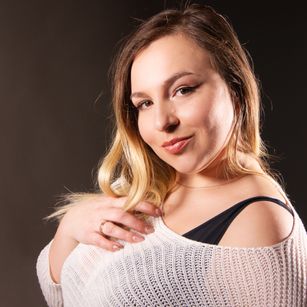 Model - AmandaWild blonde