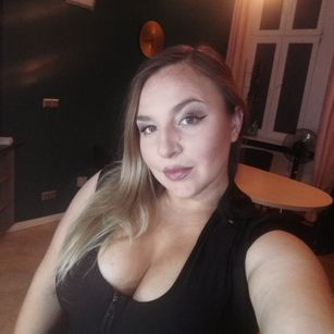 Model - AmandaWild blonde