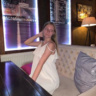 Model - YourLoveArina kiss