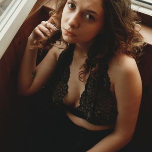 Model - VikiLouren girl