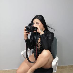 Model - Amber squirt