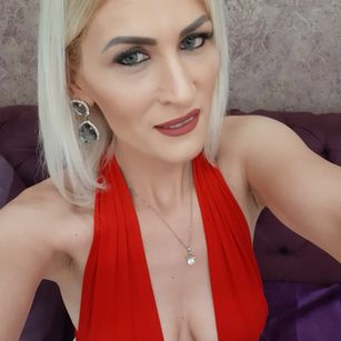 Model - Lisa Bailey bigboobs